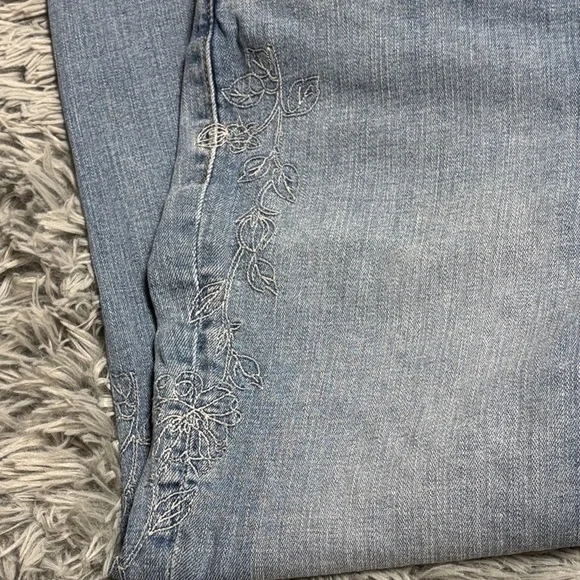 Y2k Levi's Classic Boot Cut Jeans with Embroidery - Picture 6 of 15
